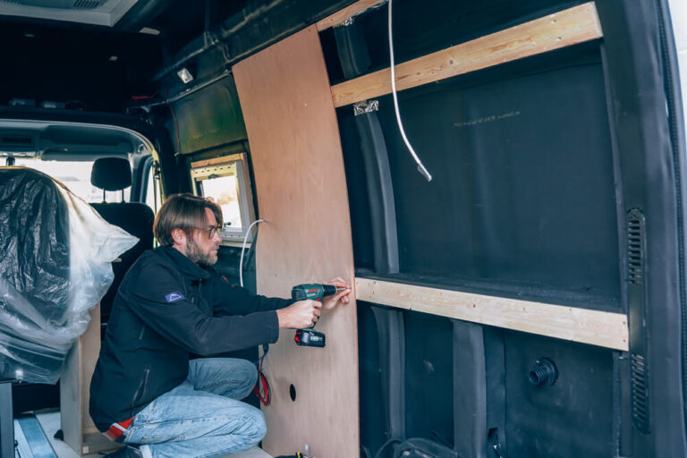 Bus tot camper verbouwen - foto van byNOMADS