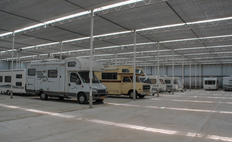 Overzicht van campers in stalling