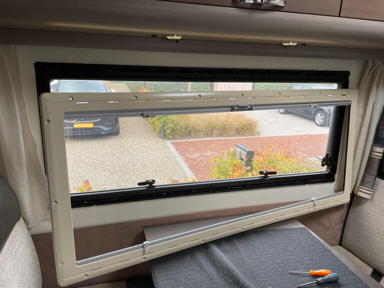 Rolgordijn camper of caravan repareren