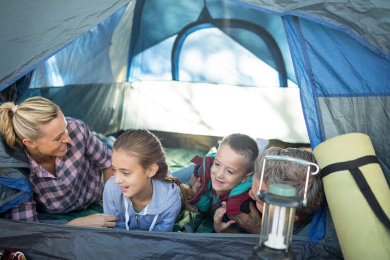 Kamperen met kinderen in een tent