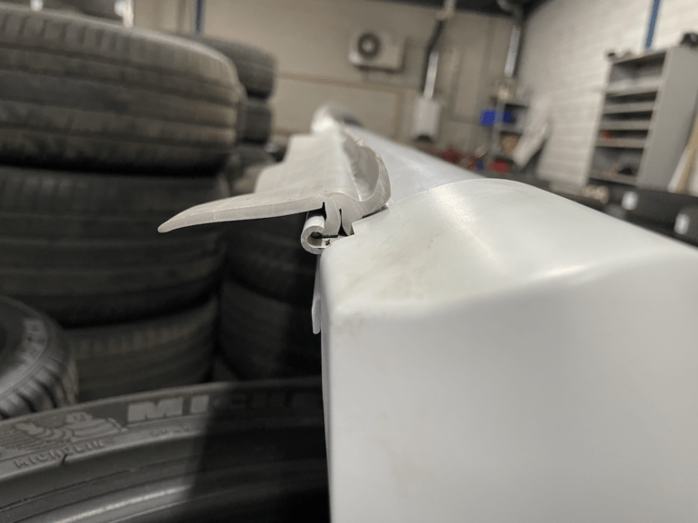 Detail Thule Sealing Rubber bevestiging aan Omnistore luifel