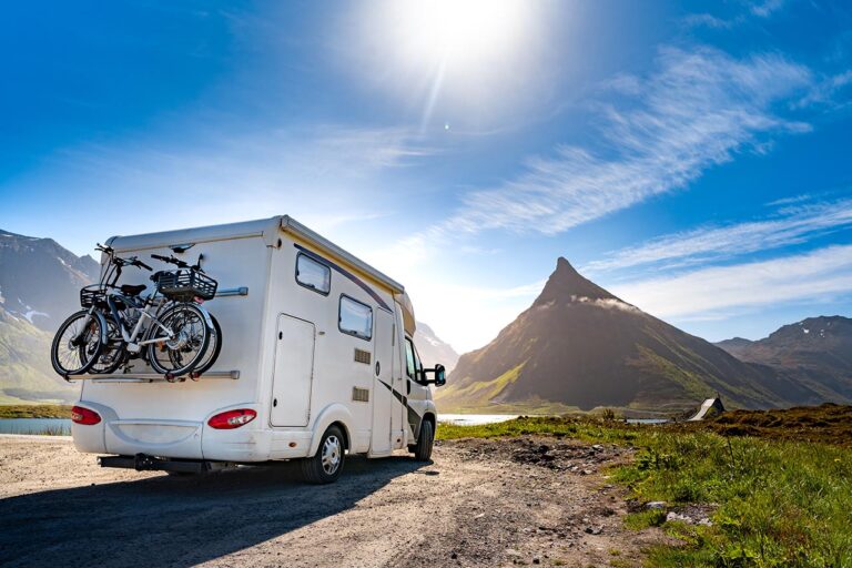 Camper in een mooie natuurlijke omgeving - Vignetten en milieustickers voor op vakantie in Europa