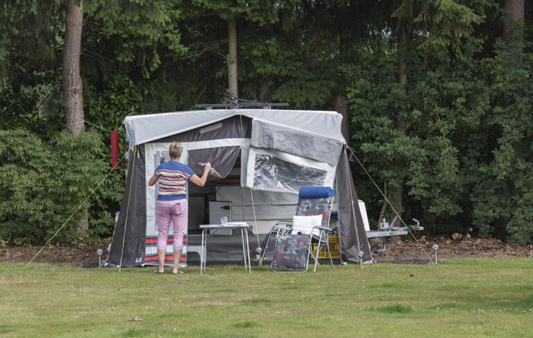Vrouw bezig met het plaatsen van een vouwcaravan | Vouwwagen merken