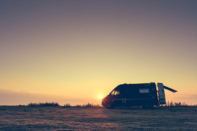 Camper bij zonsopgang in Griekenland | Camper importeren