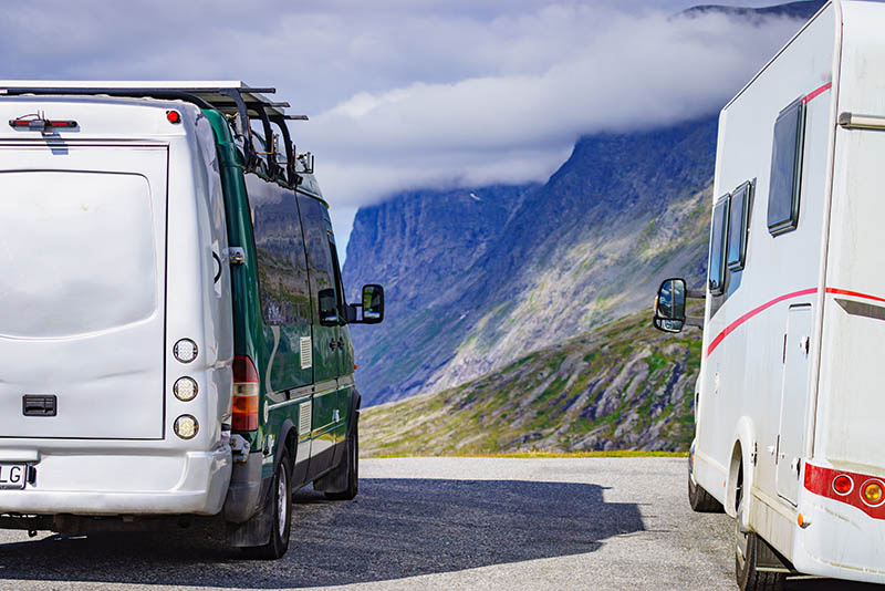 Campers geparkeerd langs de weg met uitzicht op de Noorse bergen 