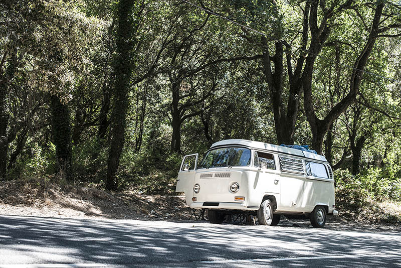Vintage buscamper op de weg