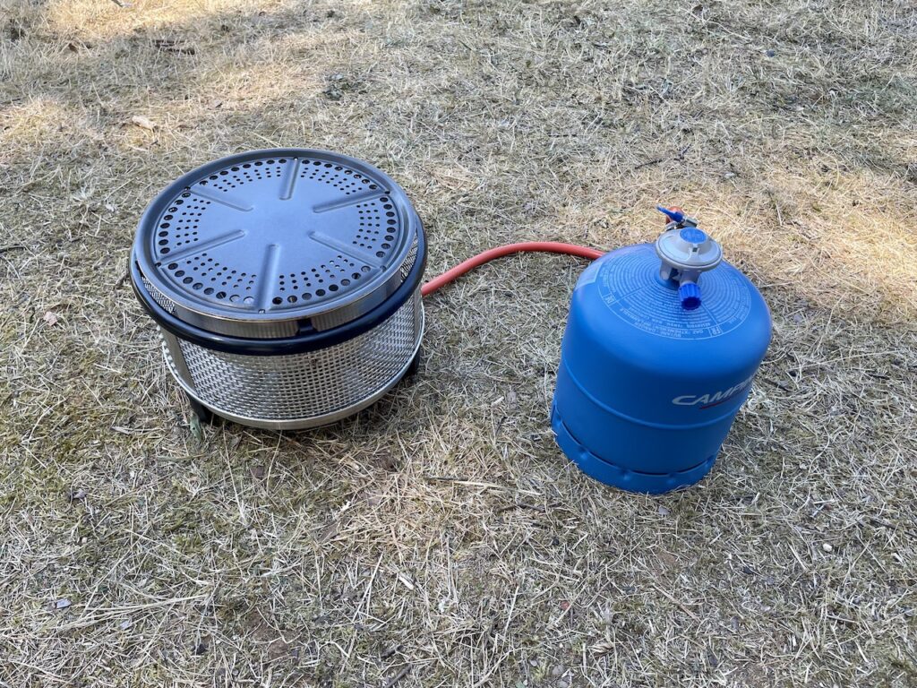 Cobb Premier Gas aangesloten op een Campingaz 907 tank