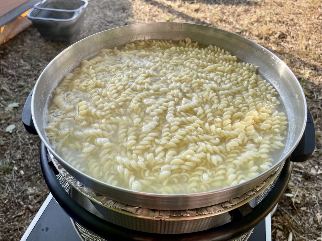Pasta koken in de Cobb Wok