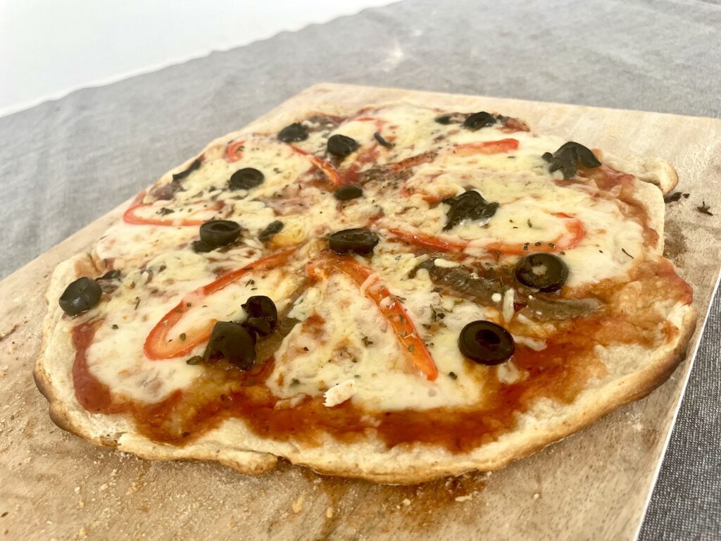 Pizza op Cobb Pizzasteen gebakken, mooi eindresultaat