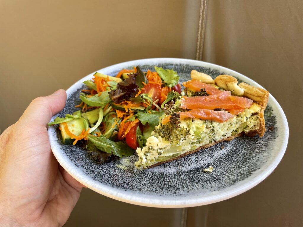 Eindresultaat, met een beetje zalm en salade. Heerlijk!