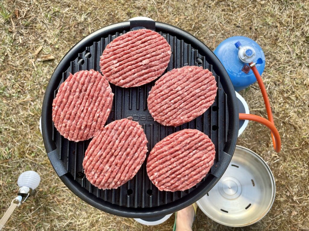 Vijf hamburgers passen prima op de Cobb Barbecue