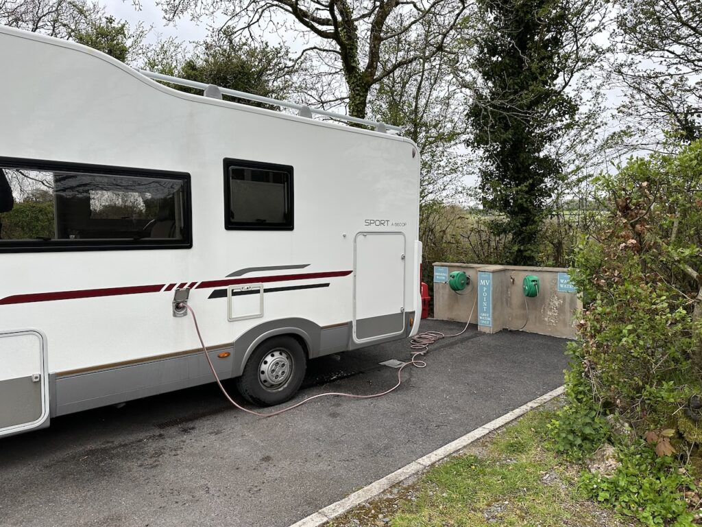 Een camper die aan het volladen is met water