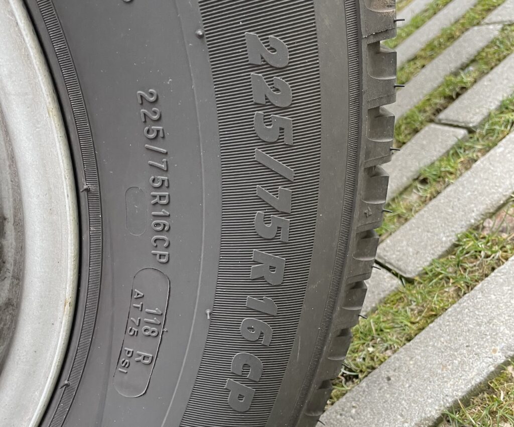 Detailfoto van de belettering op een camperband