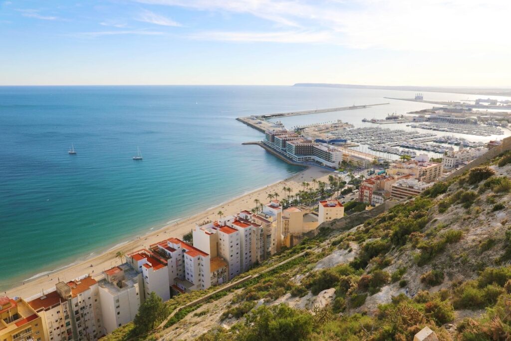 Kustlijn bij Costa Blanca in Spanje, Alicante