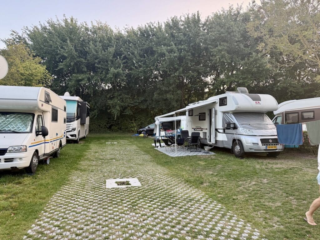Camper plek 104 op Camping Dishoek