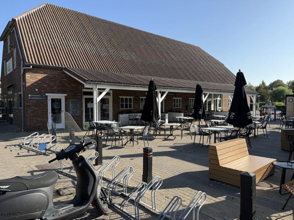 Snackbar, restaurant en supermarkt op Camping Dishoek