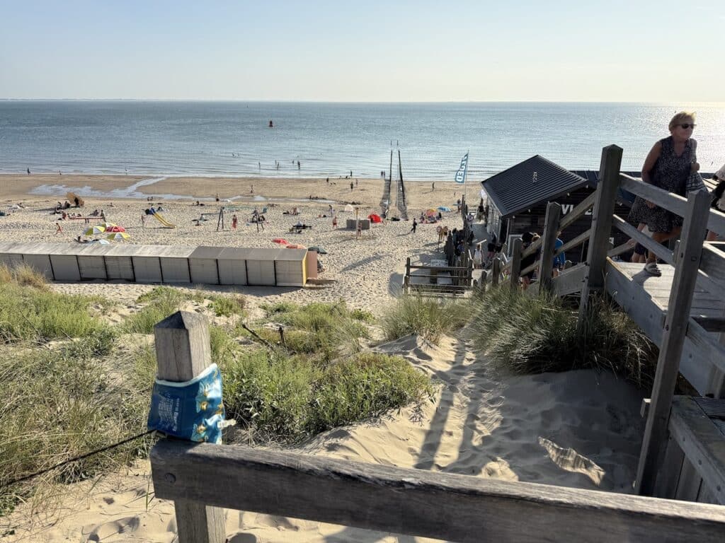 Na de trap zie je het strand meteen liggen op Dishoek