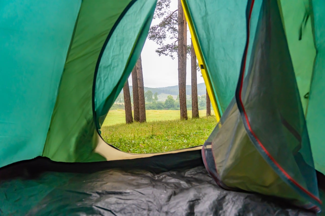 uitzicht vanuit een tent